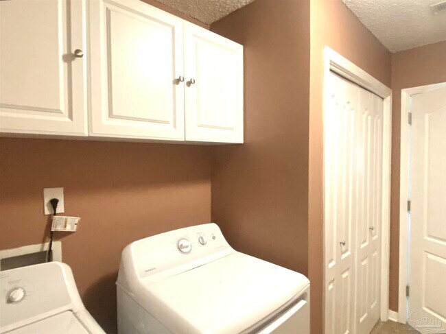 Building Photo - 6425 Sarasota St