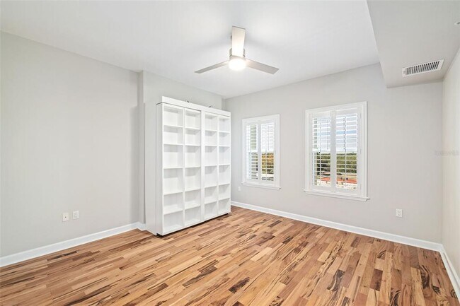 Building Photo - 2305 Edgewater Dr