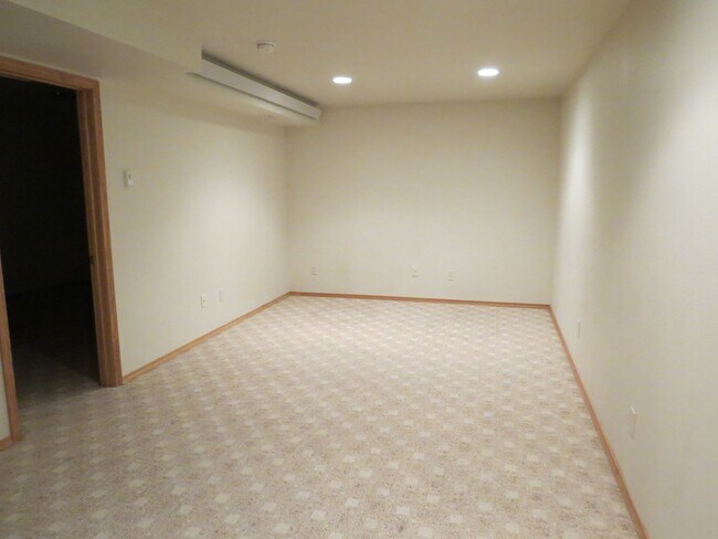 Building Photo - 3 BEDROOM | 2 BATH | SPACIOUS RAPID VALLEY...