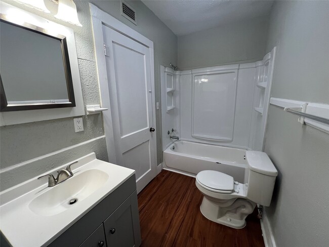 Building Photo - 514 10th Ave N