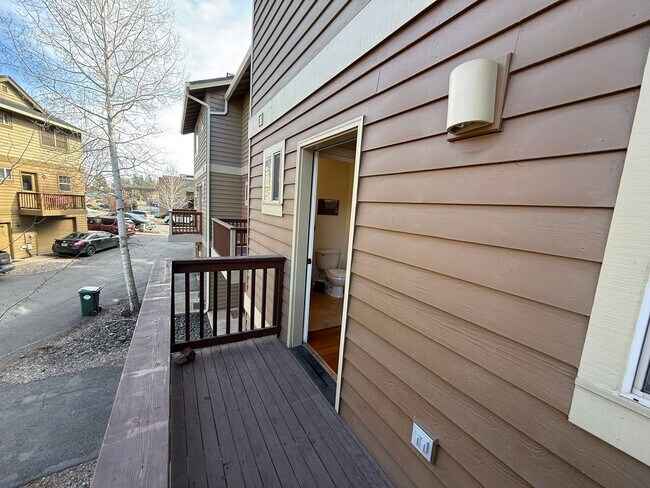 Building Photo - Beautiful 2 Bed/2.5 Bath Townhome on Bend's Westside - Shevlin Park Road