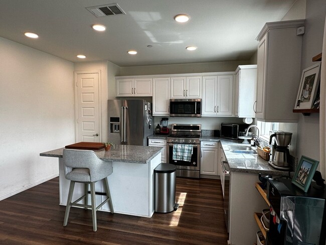 Building Photo - 4 Bedroom Single Family Home in Riverside