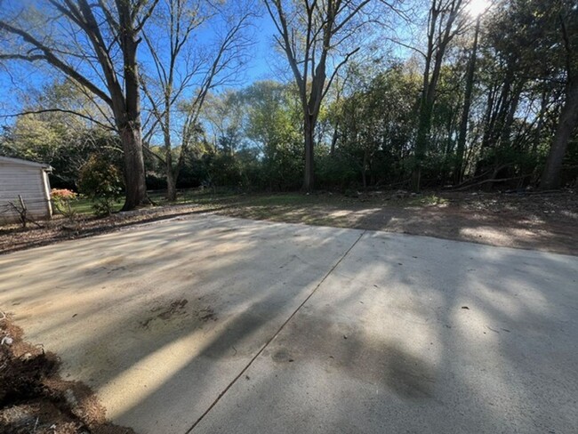 Building Photo - Newly renovated 2 bedroom 1 bath house!