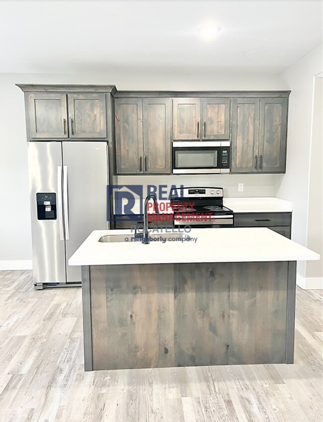 Building Photo - MOVE IN SPECIAL - 3 bedroom 2.5 bath Townh...