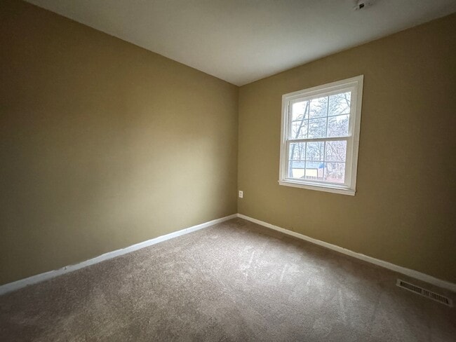 Building Photo - Spacious 3 Bed 2.5 Bath Townhome In Beautiful Sudley