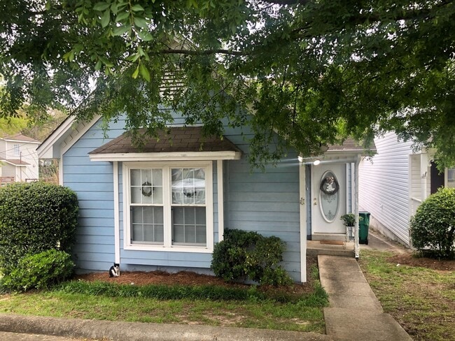 Building Photo - Cute cottage next to campus!