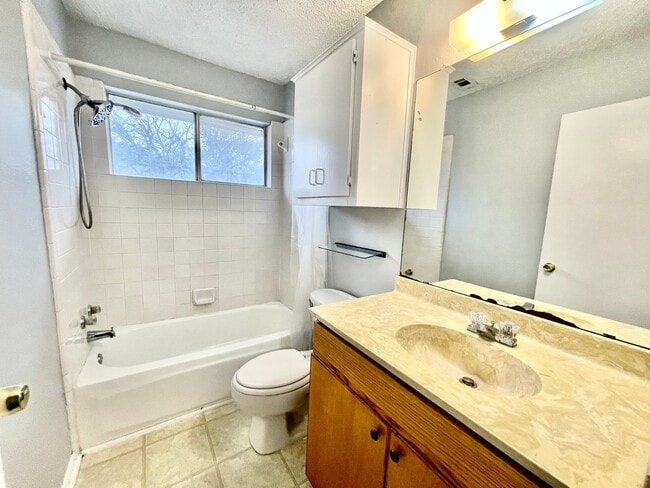 Building Photo - Upstairs Duplex in Southwest Austin!