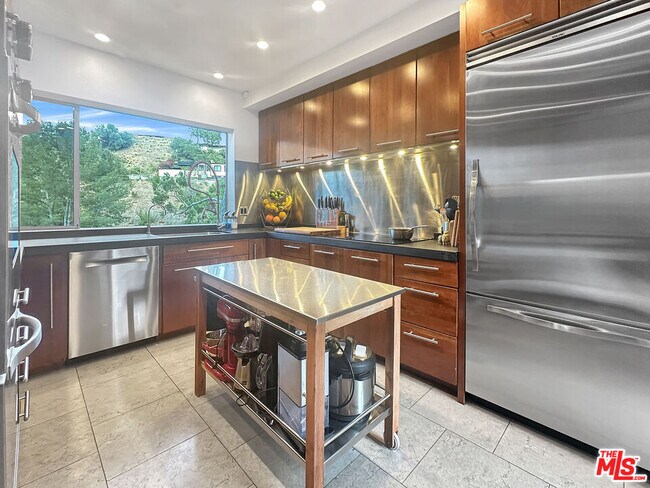 Building Photo - 8265 Mannix Dr