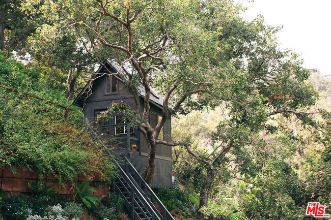 Building Photo - 8831 Lookout Mountain Ave