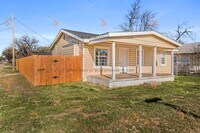 Building Photo - Beautifully Renovated 3-Bed, 1-Bath Home w...