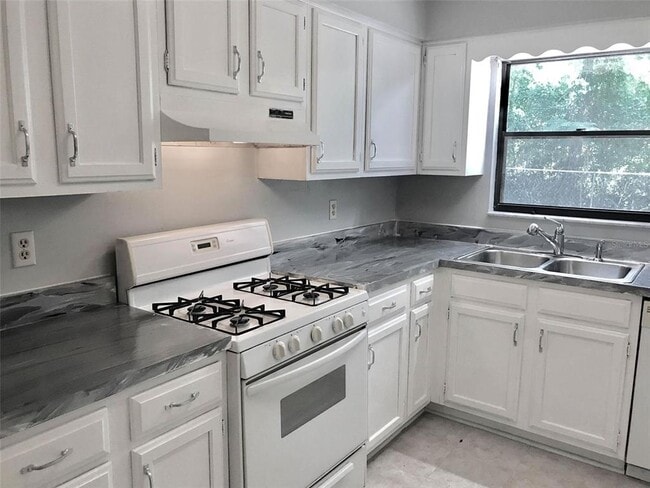 Building Photo - 7215 SW 18th Pl
