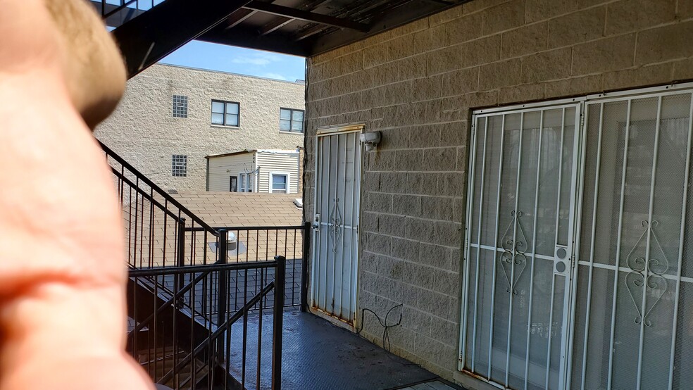 Building Photo - 7018 S Cornell Ave