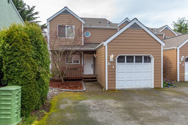Primary Photo - Recently Updated 3 Bedroom and 3 Bath Town...