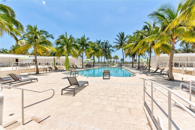 Building Photo - 4925 Collins Ave