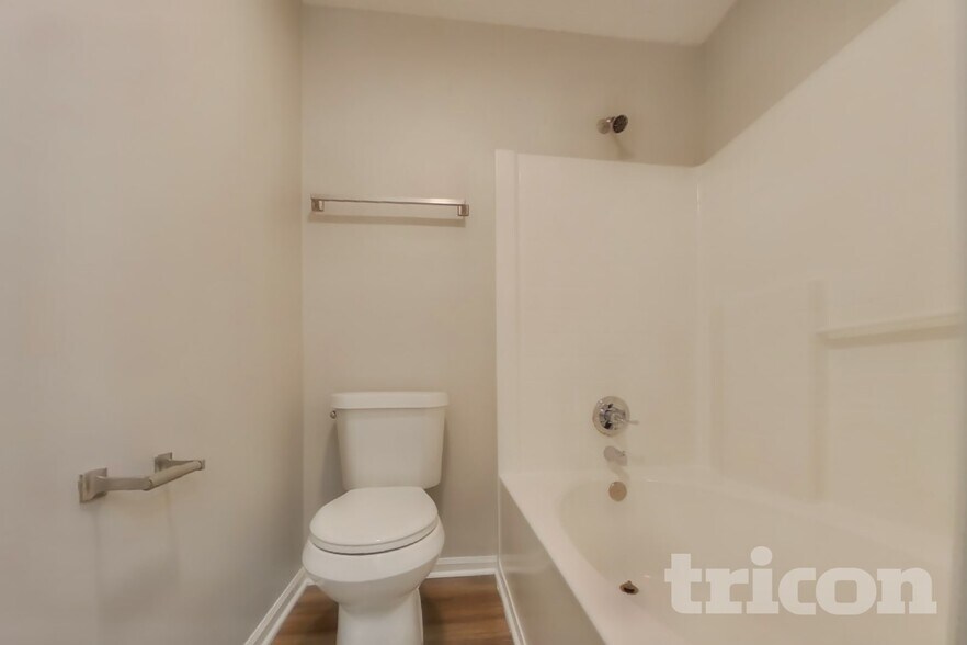 Building Photo - 4468 Connaught Dr E