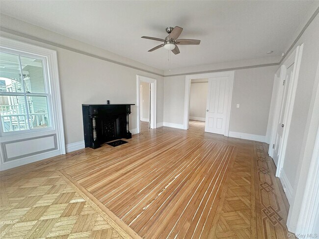 Building Photo - 611 Main St