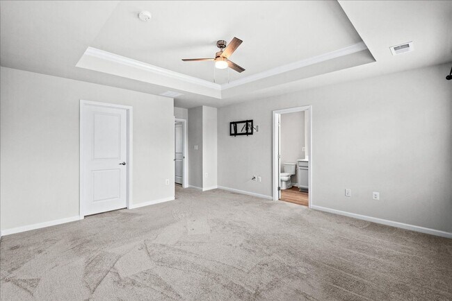 Building Photo - Elegant Townhome Close to I-95 and Downtow...