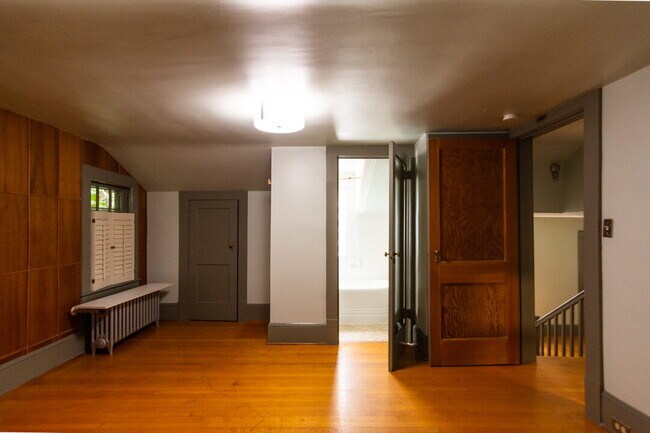 Building Photo - Inviting Stone Home for Rent – Walking Dis...