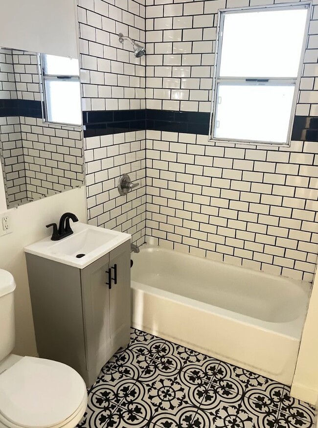 Building Photo - 7118 W Willoughby Ave