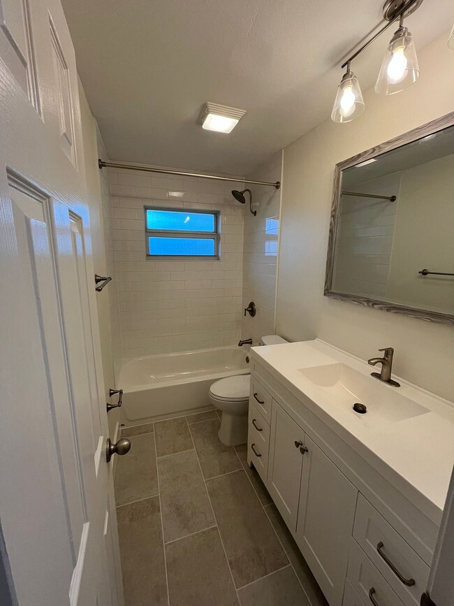 Building Photo - Updated 3 bedroom 2 Bathroom home in Beau ...
