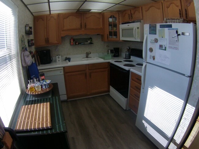 Building Photo - 571 Capri L