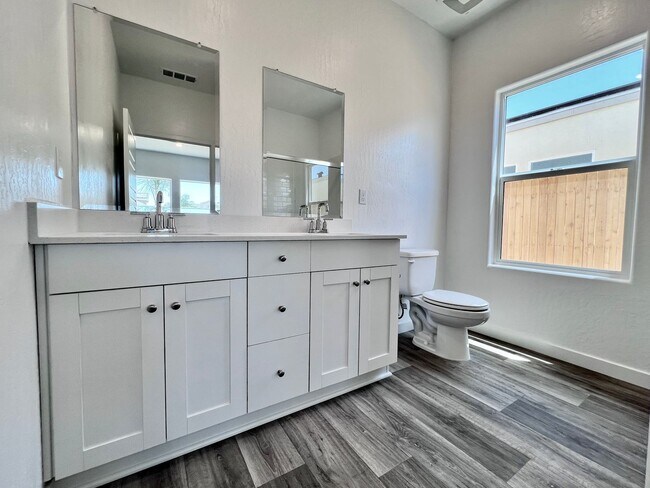 Building Photo - $2,595 Fowler & Dakota, 4 Bedroom 2 Bathro...