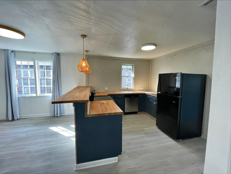 Kitchen - 822 W 47th St