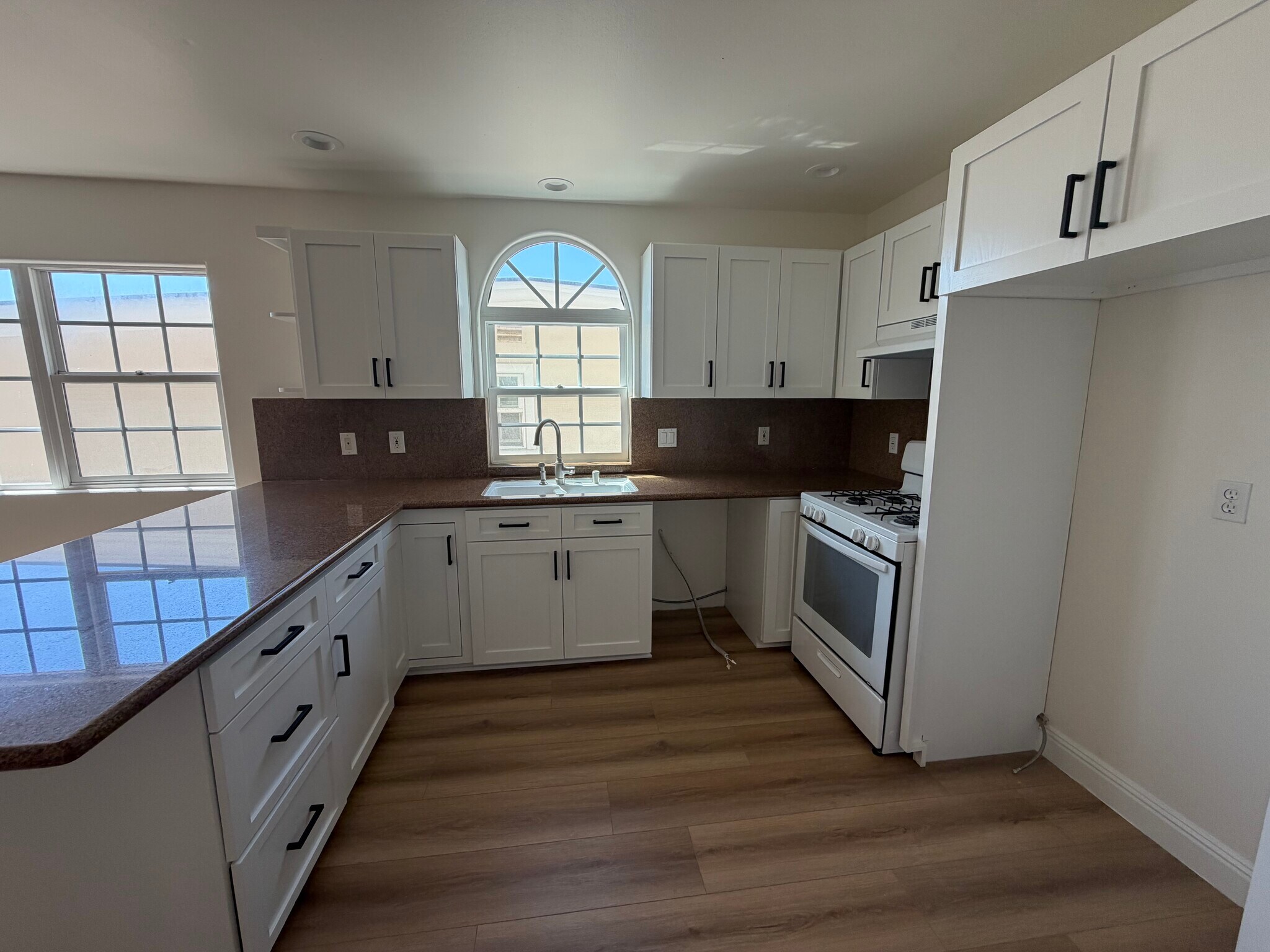 Building Photo - 3111 Bayview Dr