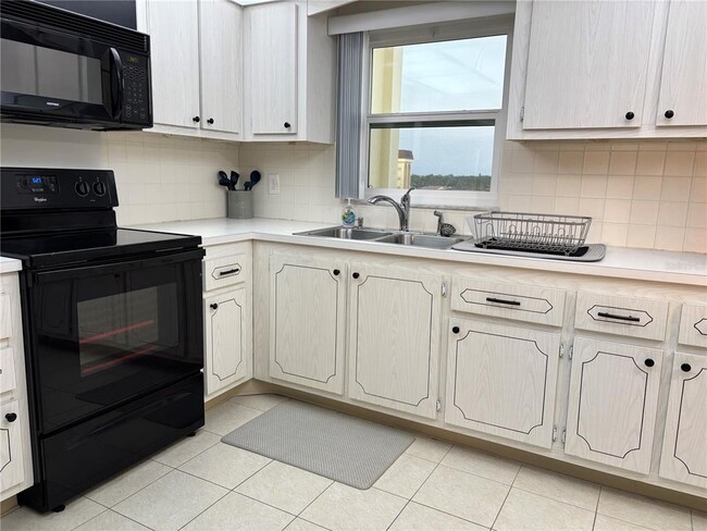 Building Photo - 4750 Cove Cir