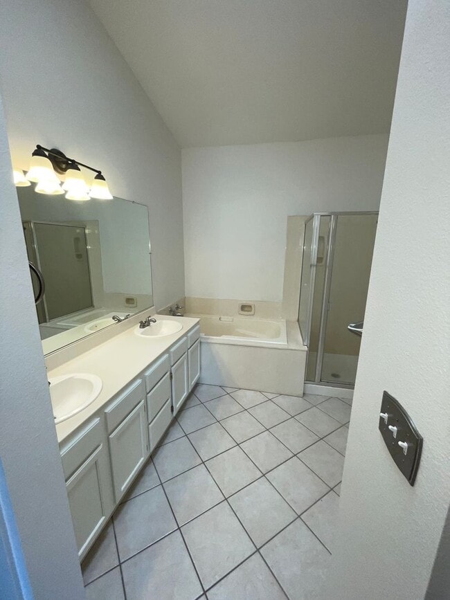 Building Photo - Charming 4 Bedroom Home For Rent