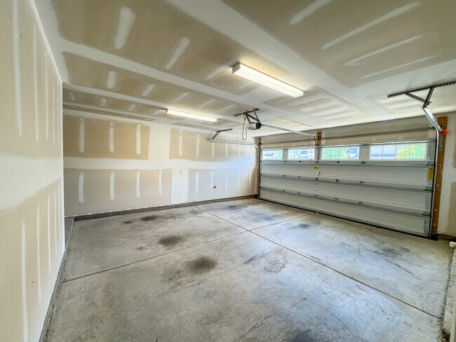 Building Photo - 2202 Rooster Spur Ct