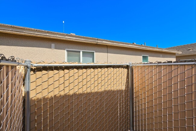 Building Photo - Unfurnished Full Time Apartment