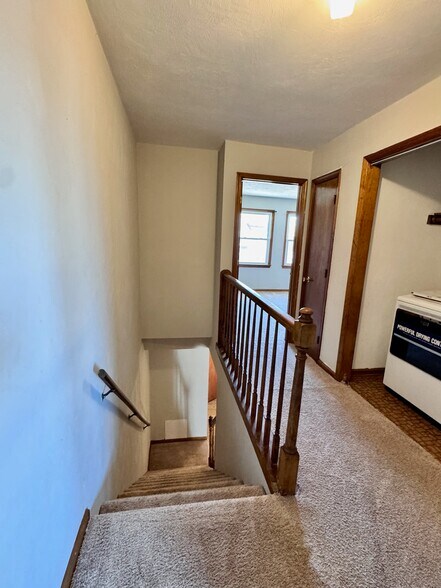 Upstairs hall - 5552 Lynbrook Lndg