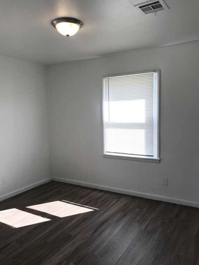 Building Photo - 3209 NE 14th St