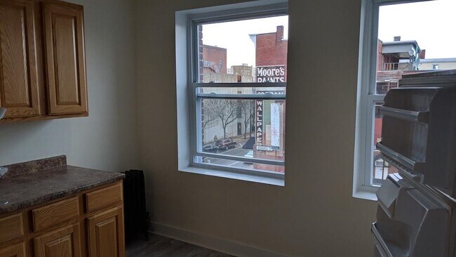 Building Photo - 819 Elm St