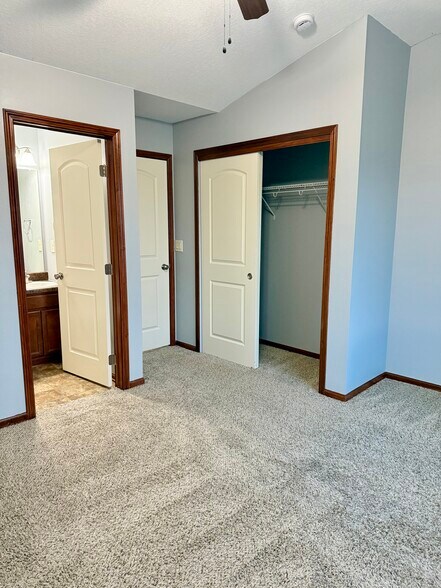 Building Photo - 1212 NE 7th Ln