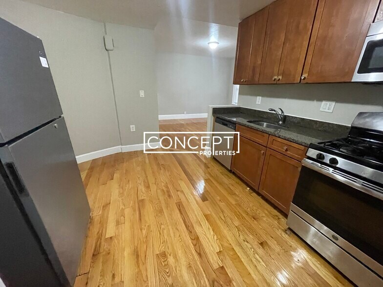 Building Photo - 33 Algonquin St