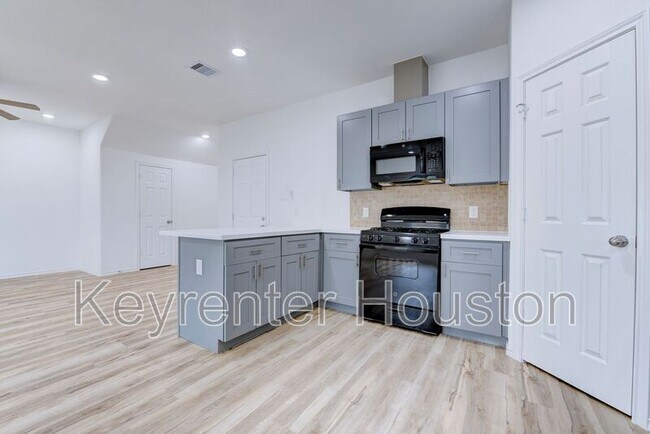 Building Photo - 8203 Woodlyn Rd