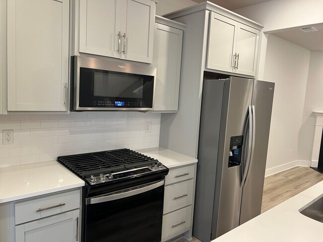 Building Photo - Stunning 3/2 Rental Unit in Prime Simpsonv...