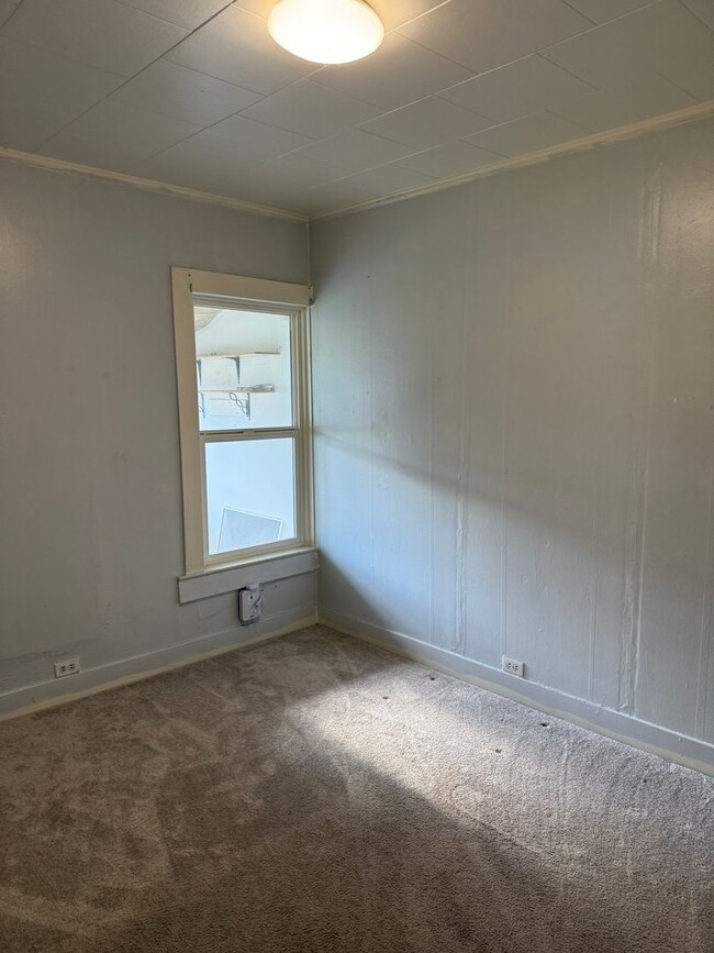 Building Photo - Charming 2-bedroom unit in fourplex