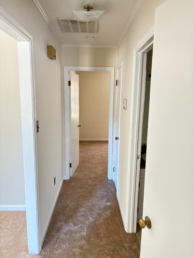 Building Photo - 413 Garner St W