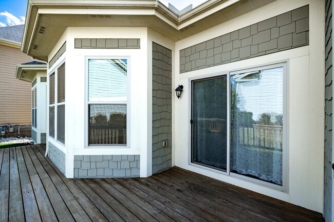 Building Photo - 208 Pointe Oakwood Way