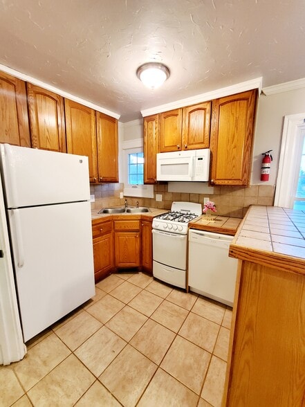Full kitchen - 412 County St