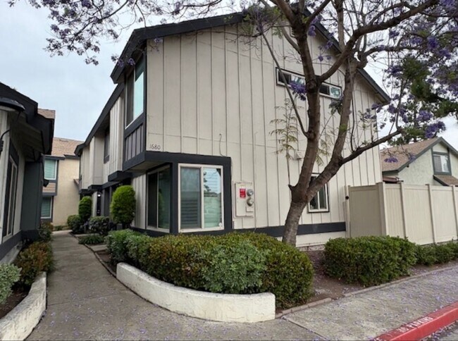 Building Photo - 1680 Oro Vista Rd