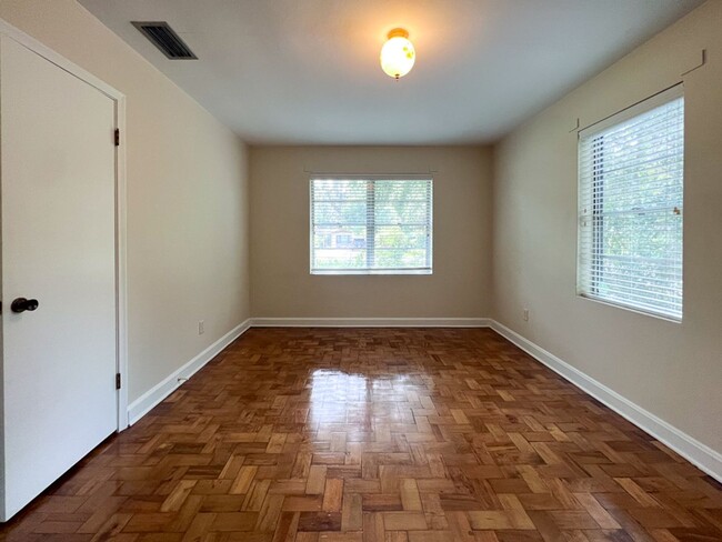 Building Photo - 3/2 Pet Friendly Home Close to Campus Avai...