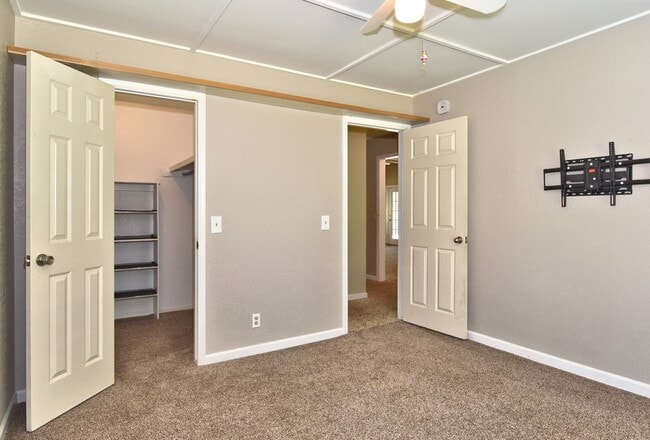 Building Photo - 2309 W Oakridge St