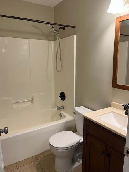 Building Photo - 813 Baker St