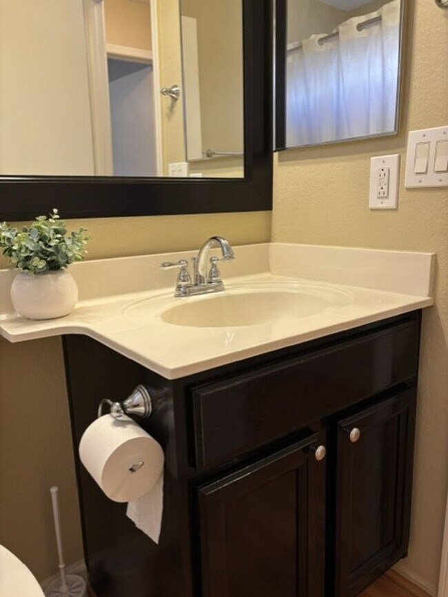 Building Photo - LOVELY SINGLE LEVEL 3 BEDROOM W/DEN 2 BATH PEORIA HOME VERY CLEAN!