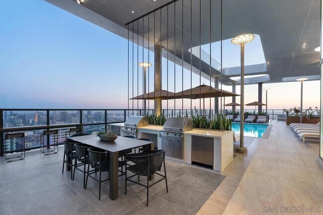 Building Photo - 525 Olive St