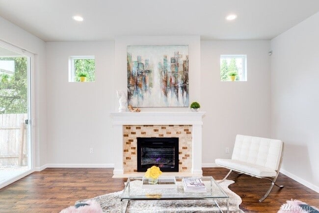Building Photo - Newer 4 Bed 2.5 Bath with Bonus Room!!